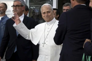 Ο Πάπας Λέων πήρε εξιτήριο από το νοσοκομείο εν μέσω χειροκροτημάτων – Συνομίλησε με πιστούς, δείτε βίντεο