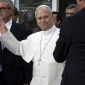 Ο Πάπας Λέων πήρε εξιτήριο από το νοσοκομείο εν μέσω χειροκροτημάτων – Συνομίλησε με πιστούς, δείτε βίντεο
