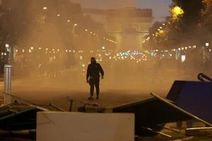 Δέκα φωτογραφίες από το ξέσπασμα βίας στο Παρίσι: Έκαψαν αυτοκίνητα, λεηλάτησαν καταστήματα και έσπασαν βιτρίνες