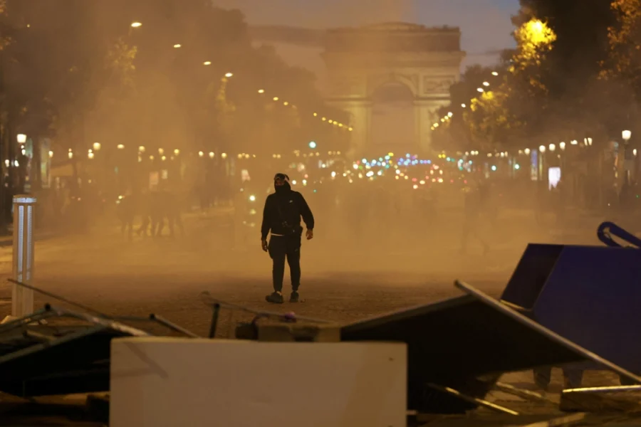Δέκα φωτογραφίες από το ξέσπασμα βίας στο Παρίσι: Έκαψαν αυτοκίνητα, λεηλάτησαν καταστήματα και έσπασαν βιτρίνες