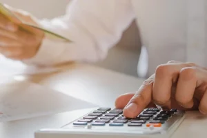 «Κλείνουν όλα τα παραθυράκια για τους servicers»: Τι αλλάζει, πότε θα πέφτουν «καμπάνες»