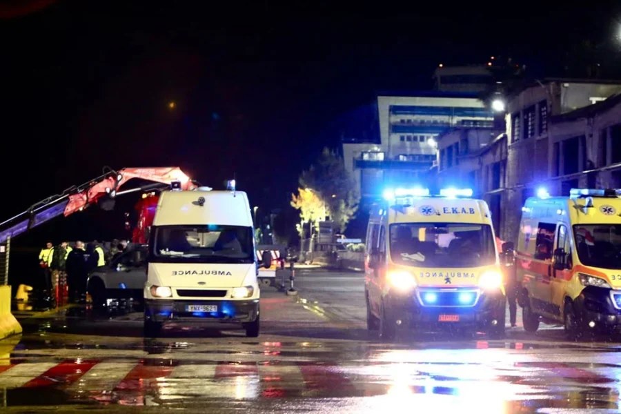 Τραγωδία στο λιμάνι του Πειραιά: Τρία άτομα ανασύρθηκαν χωρίς τις αισθήσεις τους μετά από πτώση αυτοκινήτου στη θάλασσα