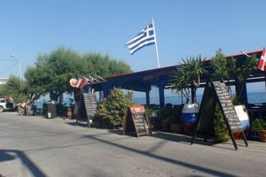Κλείνει μετά από 50 χρόνια η ιστορική ταβέρνα «Κρήτη» στο Καστρί – «Μας οδηγούν να απομακρύνουμε την αυλή»