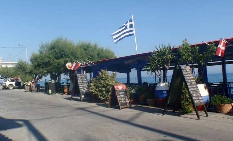 Κλείνει μετά από 50 χρόνια η ιστορική ταβέρνα «Κρήτη» στο Καστρί – «Μας οδηγούν να απομακρύνουμε την αυλή»