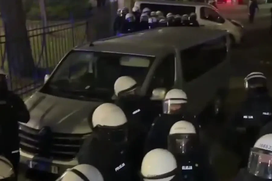 Πολιτική κρίση στην Πολωνία: Σύγκρουση κυβέρνησης με τη δικαστική εξουσία – Για πραξικόπημα μιλάει η αντιπολίτευση