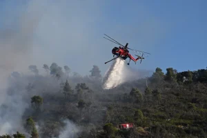 Φωτιά στην Κεφαλονιά: 112 για εκκένωση τριών περιοχών, 3 εναέρια στη μάχη
