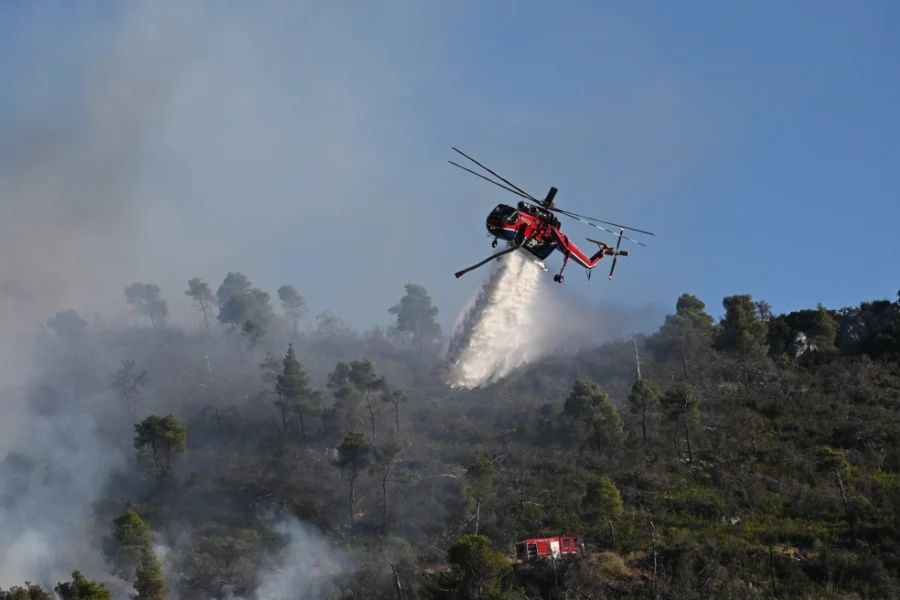 Φωτιά στην Κεφαλονιά: 112 για εκκένωση τριών περιοχών, 3 εναέρια στη μάχη