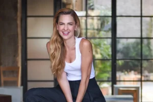 Ρένα Μόρφη: «Πολλοί ήθελαν να με κοπανήσουν» – Πώς γνώρισε Dua Lipa και Emily Ratajkowski