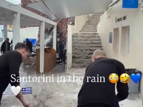Σαντορίνη: Εργαζόμενοι παλεύουν με ορμητικά νερά ενώ αμέριμνοι πελάτες συνεχίζουν το φαγητό τους
