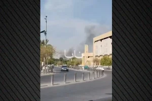 Νέο χτύπημα των Χούθι στο αεροδρόμιο του Ριάντ, αναχαιτίστηκε και πύραυλος Κρουζ – Υπάρχουν τραυματίες, λένε οι Σαουδάραβες, βίντεο