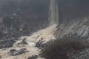 Προβλήματα στο οδικό δίκτυο του Σελίνου από την κακοκαιρία. “Έπεσαν” οι εταιρίες κινητής (βίντεο)