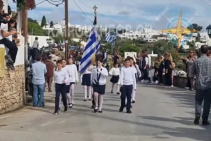 28η Οκτωβρίου: Μαθητές στη Σίφνο παρέλασαν αυθόρμητα από μόνοι τους παρά την ακύρωσή της