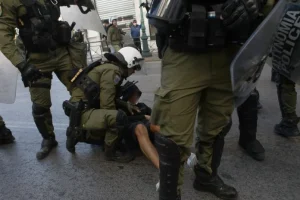 Επεισόδια στην Ομόνοια – Πέταξαν πέτρες στα ΜΑΤ, απάντησαν με κρότου λάμψης