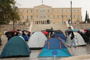 Το Σύνταγμα γέμισε σκηνές σε ολονύκτια διαμαρτυρία φοιτητών για το κόστος της στέγης