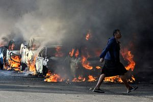 Χάος στη Νότια Αφρική: Βίαια επεισόδια σε διαδηλώσεις κατά μεταναστών, πυρπολήθηκαν οχήματα, λεηλατήθηκαν καταστήματα, βίντεο