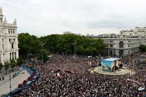 Μεγάλες διαδηλώσεις στην Ισπανία για το στεγαστικό: Πλαστικές σφαίρες και δακρυγόνα από αστυνομικούς στη Βαλένθια