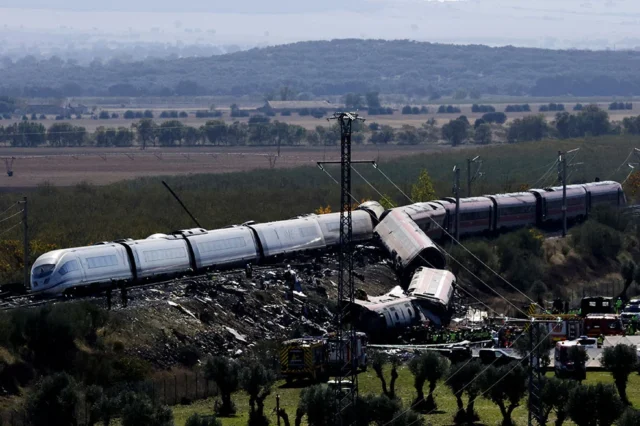 Ισπανία: Τα 17 λεπτά που οδήγησαν στη σύγκρουση των δύο τρένων -Η προειδοποίηση που αγνόησε το κέντρο ελέγχου