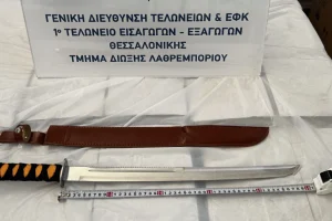 Μπλόκο της ΑΑΔΕ: Κατέσχεσε 1.900 στιλέτα, 500 μαχαίρια και 500 σπαθιά σε κιβώτιο στο λιμάνι της Θεσσαλονίκης