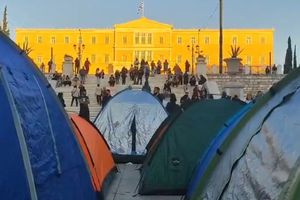 Οι φοιτητές στήνουν σκηνές στο Σύνταγμα – Αρχίζουν οι διήμερες κινητοποιήσεις για την Παιδεία