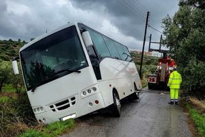 Μαλεβίζι: Θρίλερ με σχολικό λεωφορείο και μαθητές – Υποχώρησε ο δρόμος και το όχημα βρέθηκε στο χείλος του πρανούς
