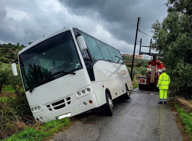 Μαλεβίζι: Θρίλερ με σχολικό λεωφορείο και μαθητές – Υποχώρησε ο δρόμος και το όχημα βρέθηκε στο χείλος του πρανούς