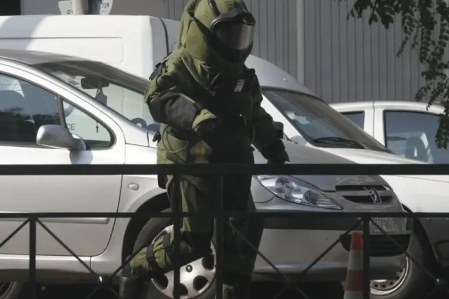 Ύποπτη βαλίτσα κοντά στην Αστυνομική Διεύθυνση Πειραιά, στο σημείο το ΤΕΕΜ