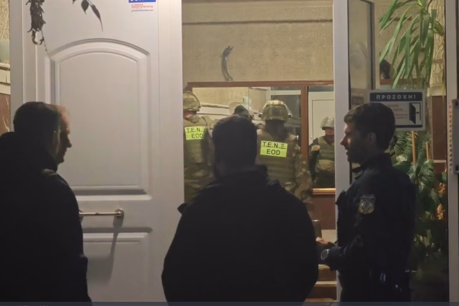 Νίκαια: Το ΤΕΝΞ του Στρατού στο σημείο για την απομάκρυνση του οπλισμού από την πολυκατοικία
