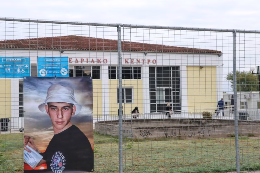 «Το δικό μου παιδί το σκοτώσανε, το κάψανε και μου το πετάξανε» – Συγκλονίζει ο πατέρας του Άγγελου στη δίκη για τα Τέμπη