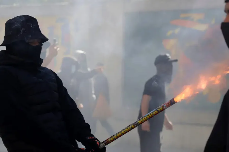 Χάος στην Αλβανία: Φωτιές στο υπουργείο Παιδείας και σε τράπεζα, μολότοφ και συγκρούσεις φοιτητών με την αστυνομία – Δείτε βίντεο