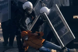 Χάος στα Τίρανα: Υπουργεία στις φλόγες, διαδηλωτής έχασε την όρασή του από πλαστική σφαίρα, νέα συγκέντρωση κατά Ράμα