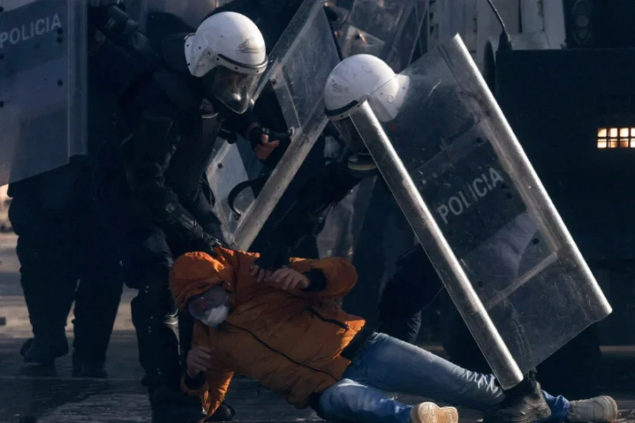 Χάος στα Τίρανα: Υπουργεία στις φλόγες, διαδηλωτής έχασε την όρασή του από πλαστική σφαίρα, νέα συγκέντρωση κατά Ράμα