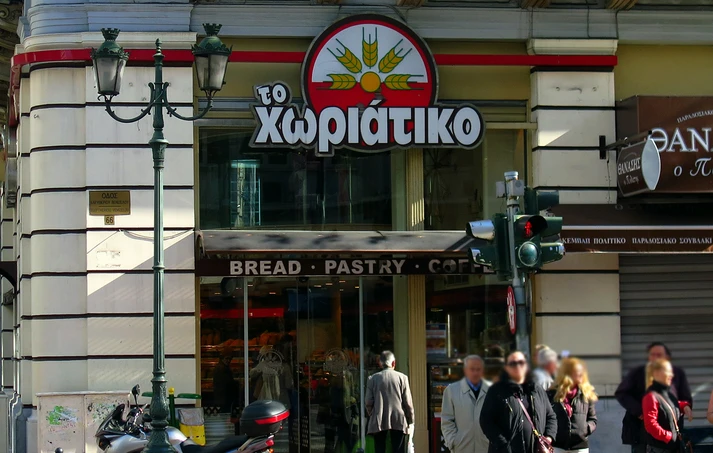 Για ξέπλυμα μαύρου χρήματος κατηγορείται η σύζυγος του Mr «Χωριάτικο» – Δεσμεύτηκαν 6 εκατομμύρια ευρώ