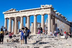 Τουρισμός: Τι μένει στην ελληνική οικονομία πίσω από τα ρεκόρ αφίξεων και εισπράξεων