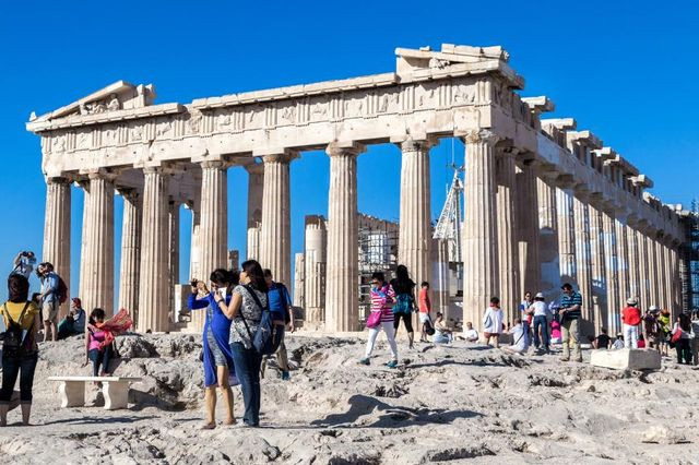 Τουρισμός: Τι μένει στην ελληνική οικονομία πίσω από τα ρεκόρ αφίξεων και εισπράξεων