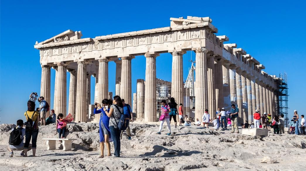 Τουρισμός: Τι μένει στην ελληνική οικονομία πίσω από τα ρεκόρ αφίξεων και εισπράξεων