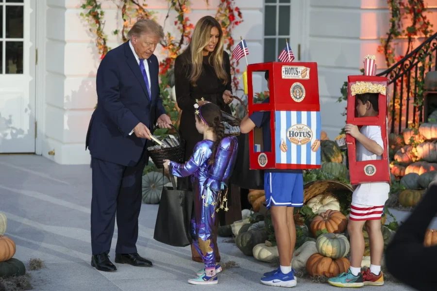 Ντόναλντ Τραμπ: Γιόρτασε το Halloween με τη Μελάνια στον Λευκό Οίκο, μοιράζοντας γλυκά σε παιδιά