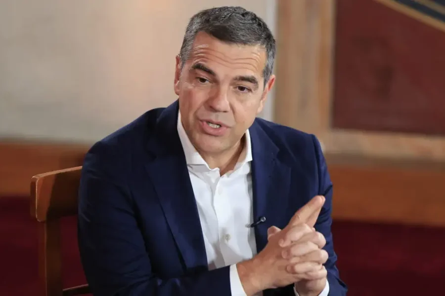 Επίθεση Τσίπρα κατά Μητσοτάκη: «Φωνάζει ο κλέφτης» – Η κινηματογραφική πρότασή του για Pizza Fan και Χωριάτικο