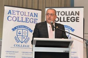 Ο Κρητικός ομογενής πίσω από μια νέα εκπαιδευτική γέφυρα Ελλάδας – Αυστραλίας