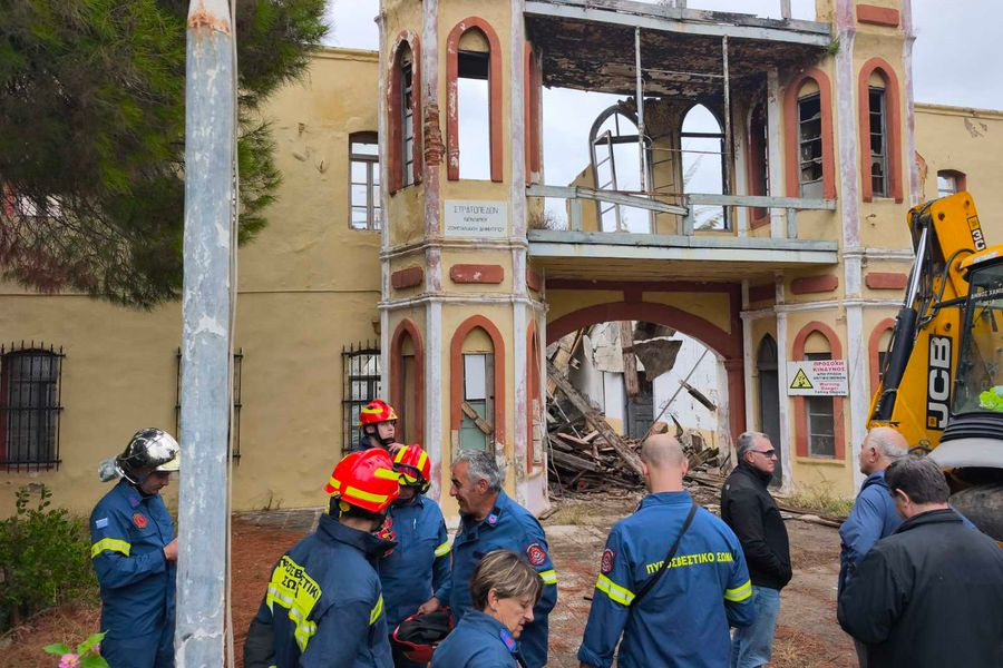 Αναζητούν άστεγο – Έπεσε τμήμα του κτιρίου του καμμένου Ιταλικού Στρατώνα στα Χανιά (φωτό)