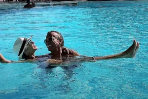 Άννα Βίσση και Ηλίας Ψινάκης σε πισίνα στο Μαρόκο: «Τι άλλο να ζητήσεις από τη ζωή» έγραψε ο μάνατζερ