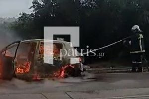 Αυτοκίνητο έγινε στάχτη πάνω από τον ΒΟΑΚ – Φωτιά στη γέφυρα του κόμβου Γαλατά (φωτό και βίντεο)