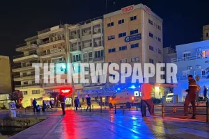 Βόλος: 10 νεαροί σταμάτησαν ταξί στην παραλία, κατέβασαν τους επιβάτες και τους ξυλοκόπησαν