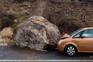 Ιεράπετρα: Η συγκλονιστική ανάρτηση του οδηγού που καταπλάκωσε ο βράχος το αυτοκίνητο του