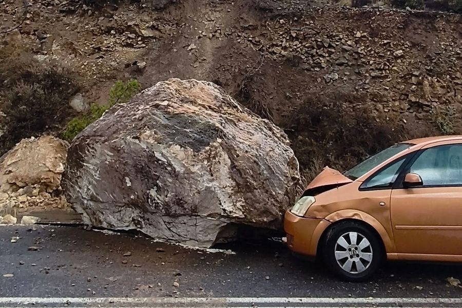 Ιεράπετρα: Η συγκλονιστική ανάρτηση του οδηγού που καταπλάκωσε ο βράχος το αυτοκίνητο του