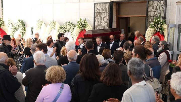 Σε κλίμα συγκίνησης το τελευταίο αντίο στη Μπέτυ Βαλάση