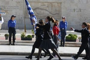 Σε εξέλιξη η μαθητική παρέλαση στην Αθήνα