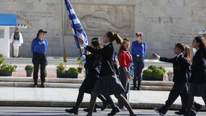 Σε εξέλιξη η μαθητική παρέλαση στην Αθήνα