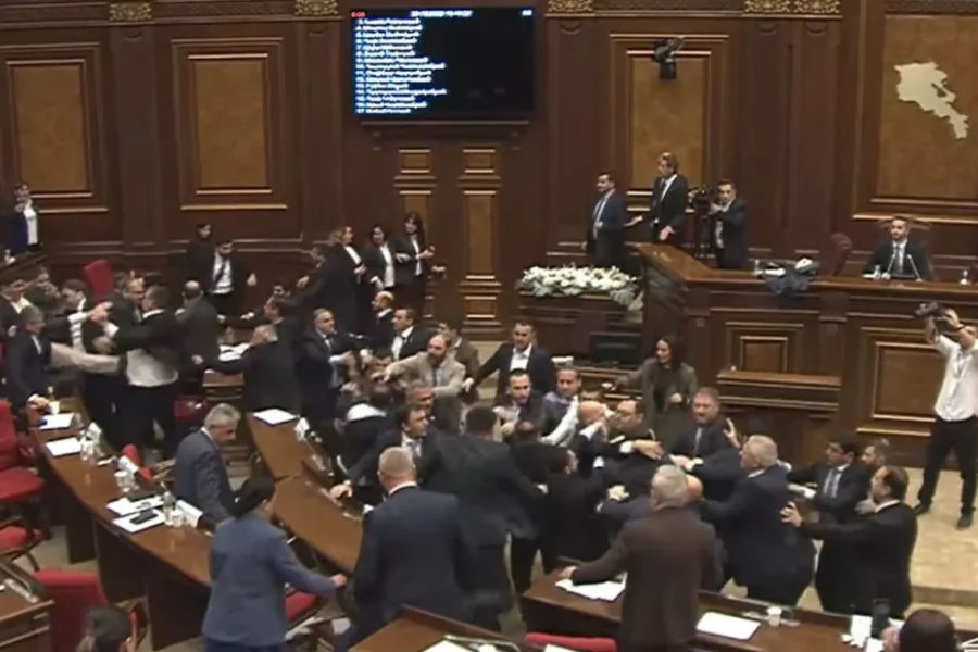 Επεισόδιο στη Βουλή της Αρμενίας: Βουλευτές πιάστηκαν στα χέρια – Δείτε βίντεο