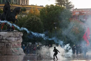 Αλβανία: Η οργή των νέων, οι ταραχές, οι απειλές Ράμα για αποβολές και απολύσεις και το σενάριο πρόωρων εκλογών