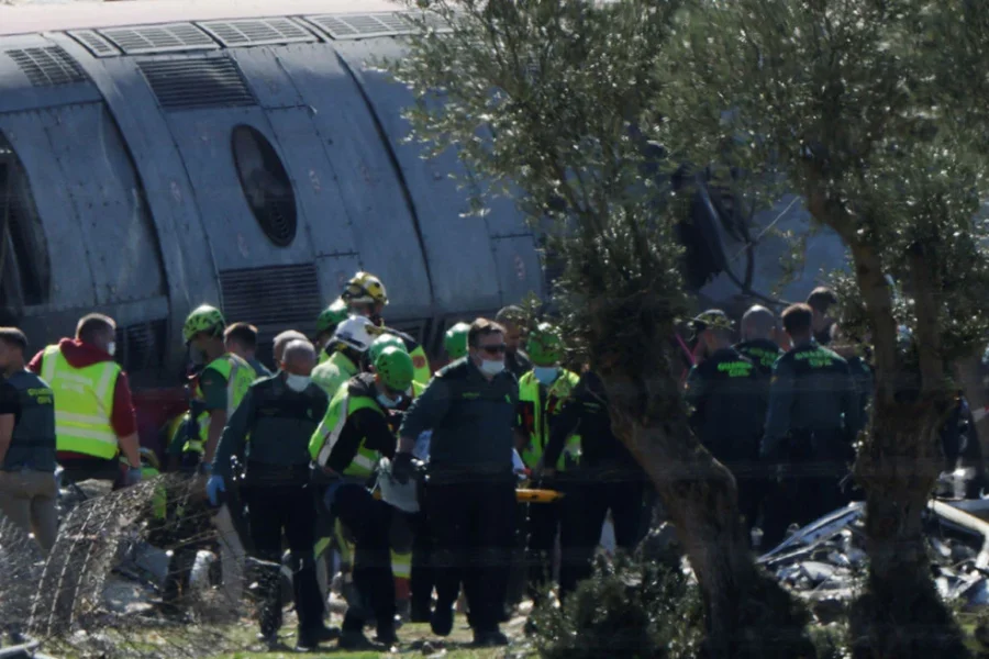 Ανθρώπινο σφάλμα η πιθανότερη αιτία της πολύνεκρης σύγκρουσης τρένων στην Ισπανία: Τεχνικός δεν ειδοποίησε ότι τα δύο τρένα ήταν στην ίδια γραμμή